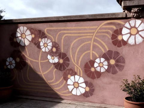 Fein verputzte Wandfläche mit Ornamenten und Stuckatur